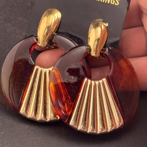 Kleine Schildpatt-Ohrringe: goldene Kunststoff-Scheiben-Ohrringe für gepiercte Ohren