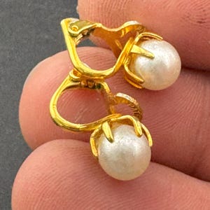 Vintage goudkleurige sierlijke 8 mm kleine bol clip-on oorbellen faux crème parel jaren 80