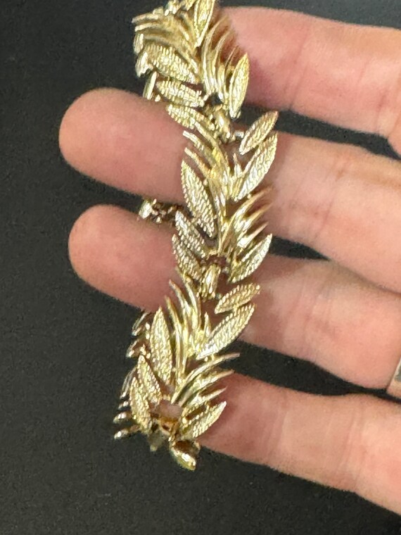 vintage 1970s charm bracelet Gold tone faux Pearl… - image 9