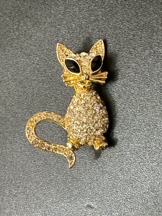Gold cat brooch deals