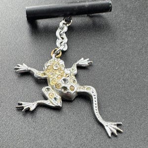 As found Art deco silver tone diamanté novelty cute dangly frog Brooch missing paste
