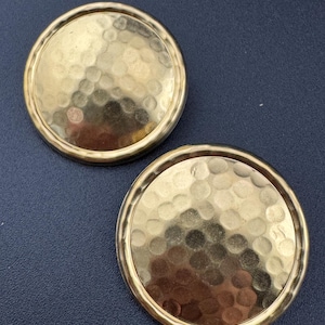 vintage 3cm round disc Etruscan button disc earrings, lightweight , gold tone textured metal