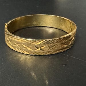 1980s chows Retro Vintage Stamped Gold-tone Hinged Bangle Bracelet