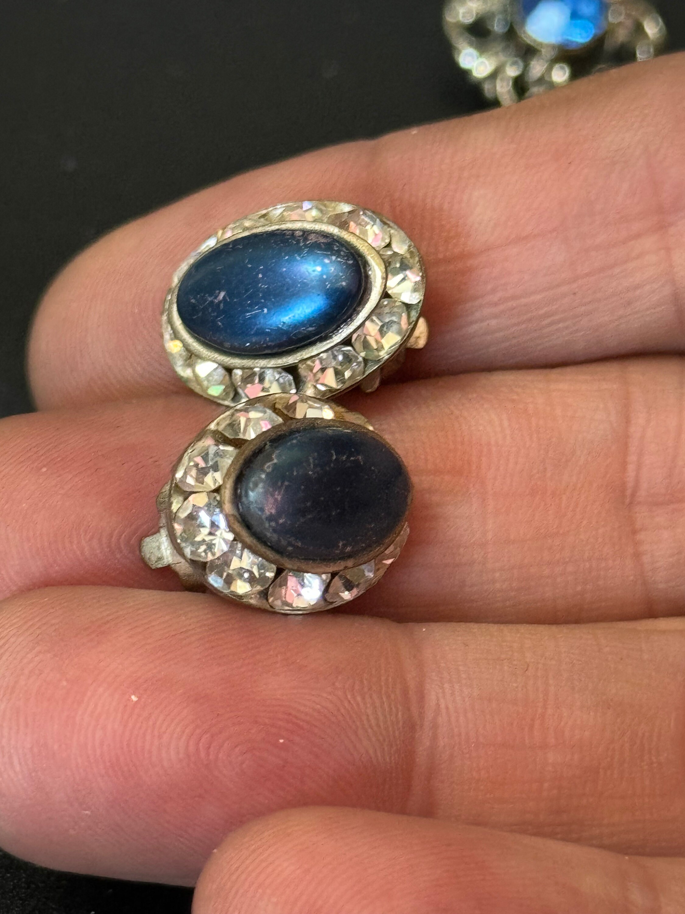 Boucles D’oreilles Clips Bleues à Cabochon Et Cristaux – Doré, Neuf Avec Micro-défauts