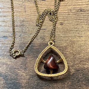 Gold tone 1970s Brutalist triangular red tigerseye gemstone pendant necklace with fine chain