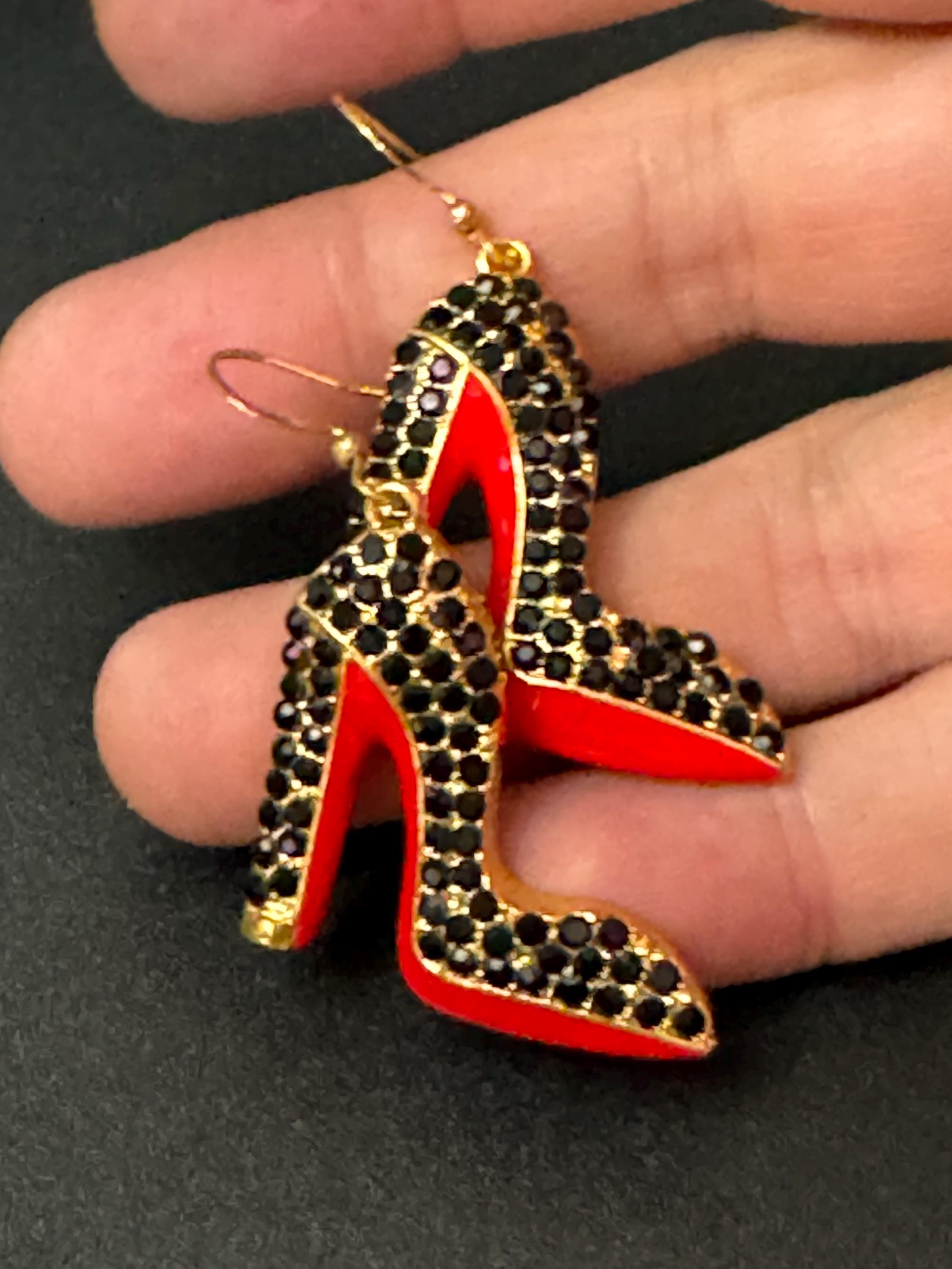 Lot De 2 Paires De Boucles D'oreilles Pendantes Chaussure à Talon Haut - Perles Blanches Et Strass Rouges