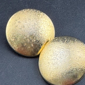 oversized gold tone 3cm round disc textured lightweight clip on earrings