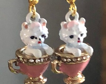 Pendientes pequeños con forma de gatitos en tazas de té, esmalte rosa con diamantes