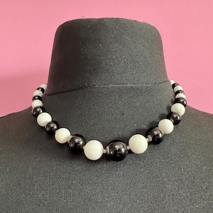 Vintage black and White monochrome milk glass beaded collar necklace 45cm
