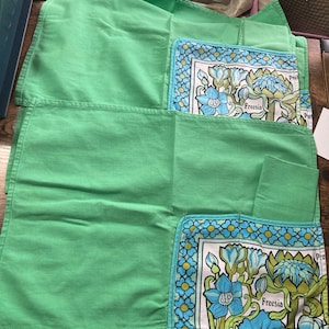 Set 4 place mats & 3 matching square green cotton napkins breakfast trays freesia