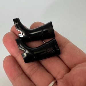 以下が含まれることがあります： 光沢のある仕上げの黒いレインブーツが2つ、重ねられています