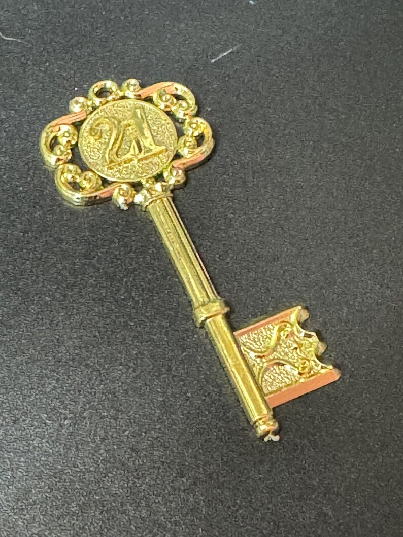 21 Key Old Vintage 21st Birthday Key to the Door Gold Cake Decoration Topper Sign ...