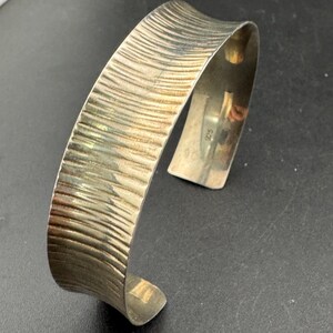 ヴィンテージ 幅1.5cm 925スターリングシルバー 彫刻入り樹皮オープン 