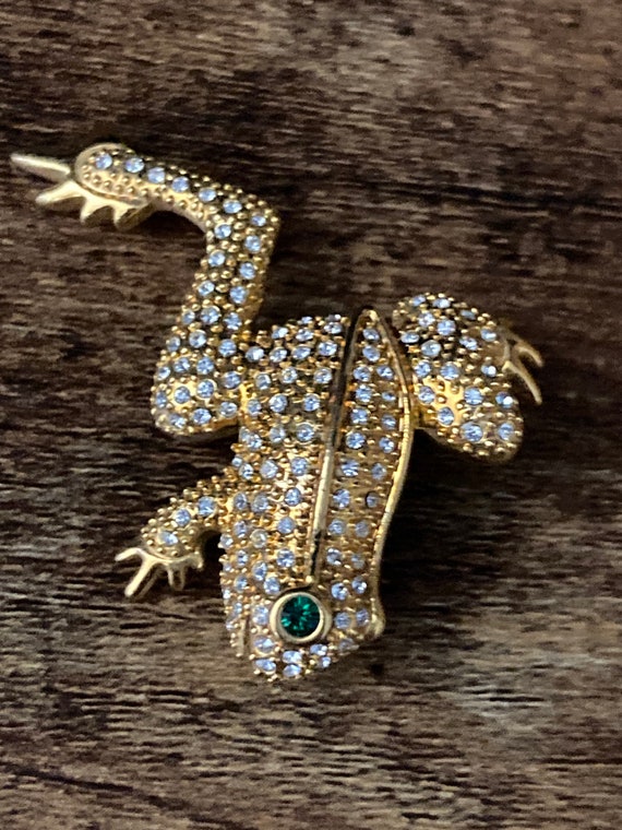 Jbk brooch deals