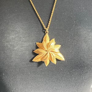 vintage Modernist gold tone brutalist large round floral leaf pendant necklace on 70cm chain