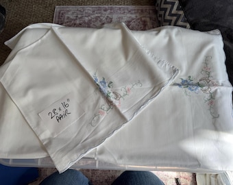 ハンドメイド刺繍入り枕カバー シャトーシック ピローケース：刺繍入り花柄コットン - 2枚セット