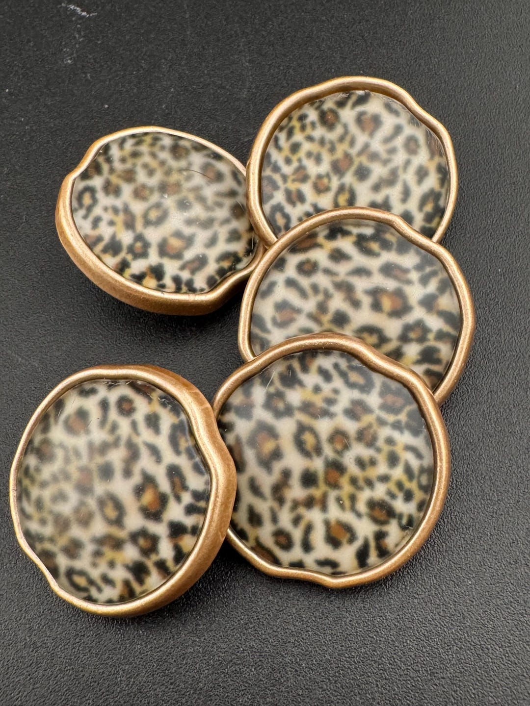 5 Piece Pack of 25mm Matt Gold Tone Acrylic and Metal Leopard Print ...