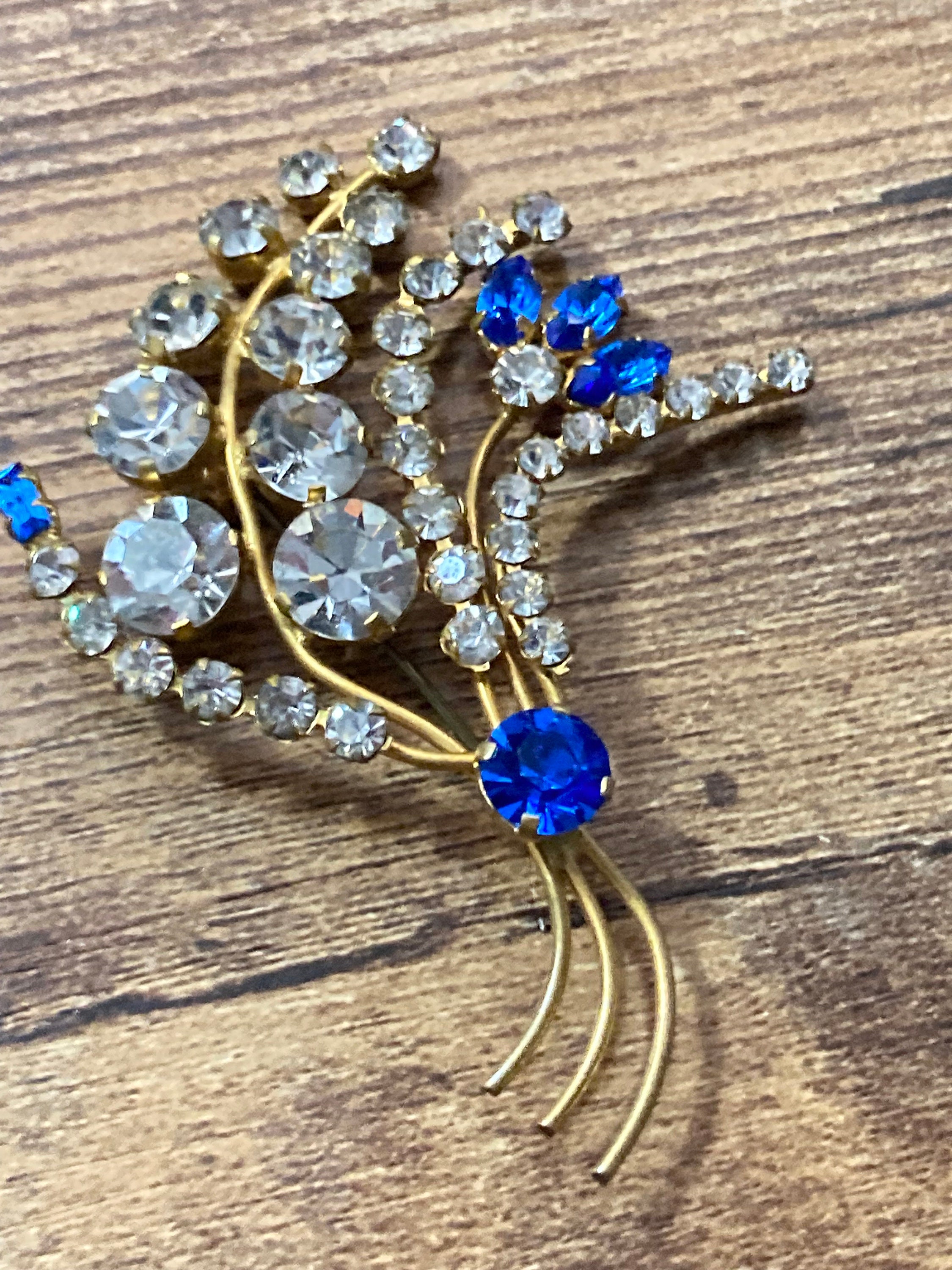 Broche Décorative Avec Pierres Pâte De Verre Et Strass Bleu électrique - Métal Doré, Neuf