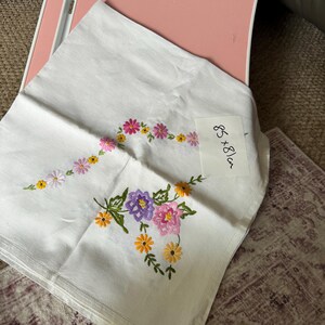 刺繍花模様の黒いテーブルクロス　ハンドメイド　ビンテージ 現在、この商品の在庫はありません - Etsy
