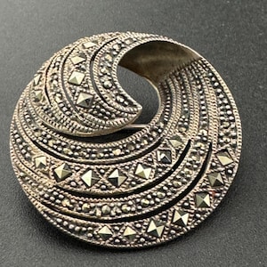 Signed GFAB vintage hallmarked silver marcasite swirl brooch 10.4gm 3.5cm