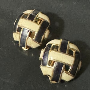 Vintage High End Gold tone cream black basket woven enamel clip on earrings