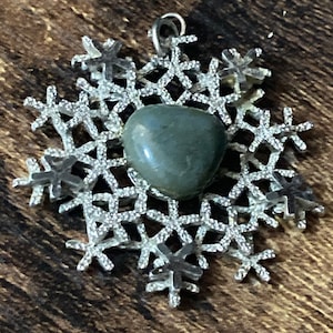 Vintage 1970s modernist brutalist silver tone snowflake pendant green gemstone