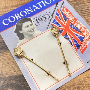 Véritable paire vintage de reines 1954 couronnement or ton couronne royale pinces à cheveux carte originale