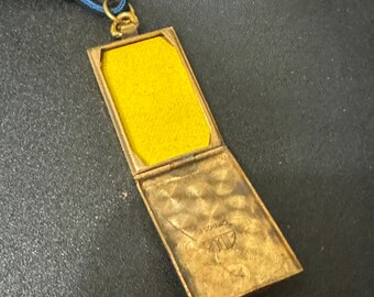 Broche Vintage Rectangulaire Laiton Avec Médaillon En Obsidienne - Occasion En Bon état