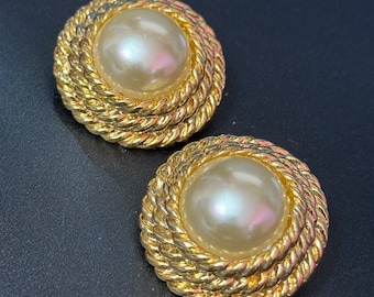 Boucles d&#39;oreilles clip vintage des années 1980 : fausses perles nautiques dorées (3,5 cm)