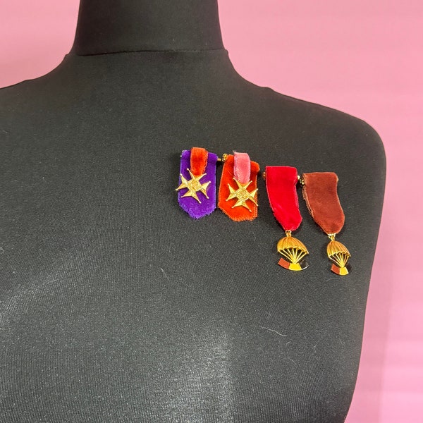 Véritable nouveauté vintage velours français fausse médaille broches militaires parachute régiment croix de Malte