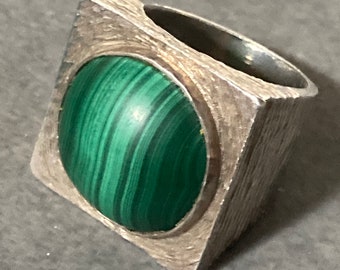 Hallmarked London r 1972-73 Uk size R 22.4 grams 925 sterling silver chunky heavy brutalist malachite 1970s men’s square ring