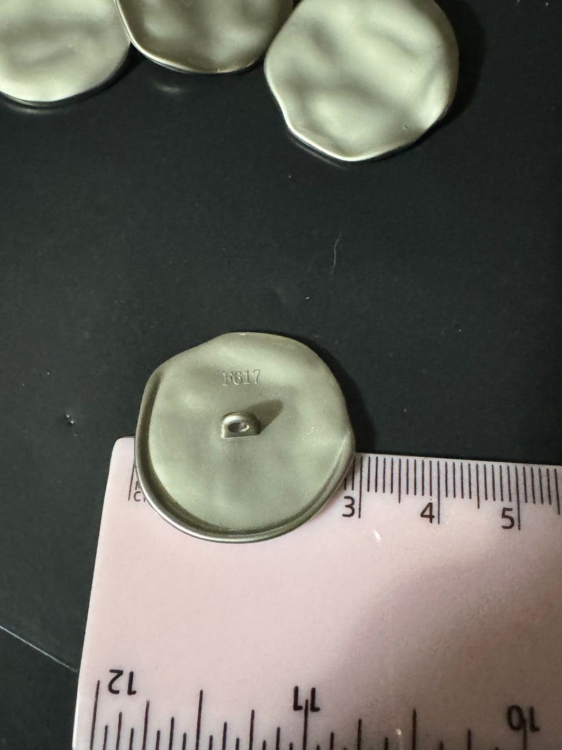 30 mm set van 5 matzilveren ronde knoppen met metalen textuur afbeelding 5