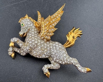 スワロフスキーのサイン入りペガサスピンブローチ ゴールドメッキ