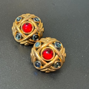 Vintage 1980s gripoix style ruby red and sapphire blue glass cabochon high end Gold Tone pierced round stud Earrings