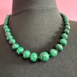 Vintage groene malachiet lange ketting met natuurlijke edelsteen kralen 52 cm