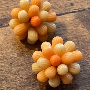 Vintage 1950er Jahre helle Mandarine Orange Blumen Kunststoff Perlen Cluster Clip On Ohrringe