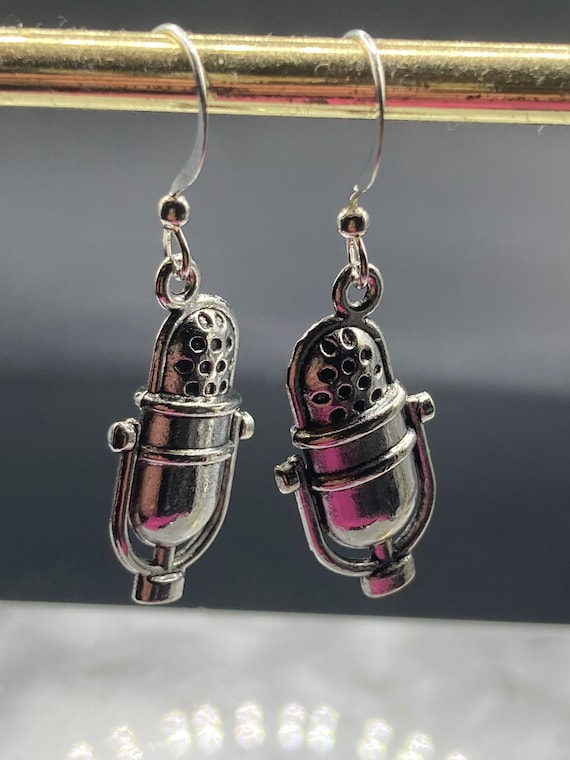 Paire de boucles d'oreilles rétro vintage fantaisie, bijoux anciens