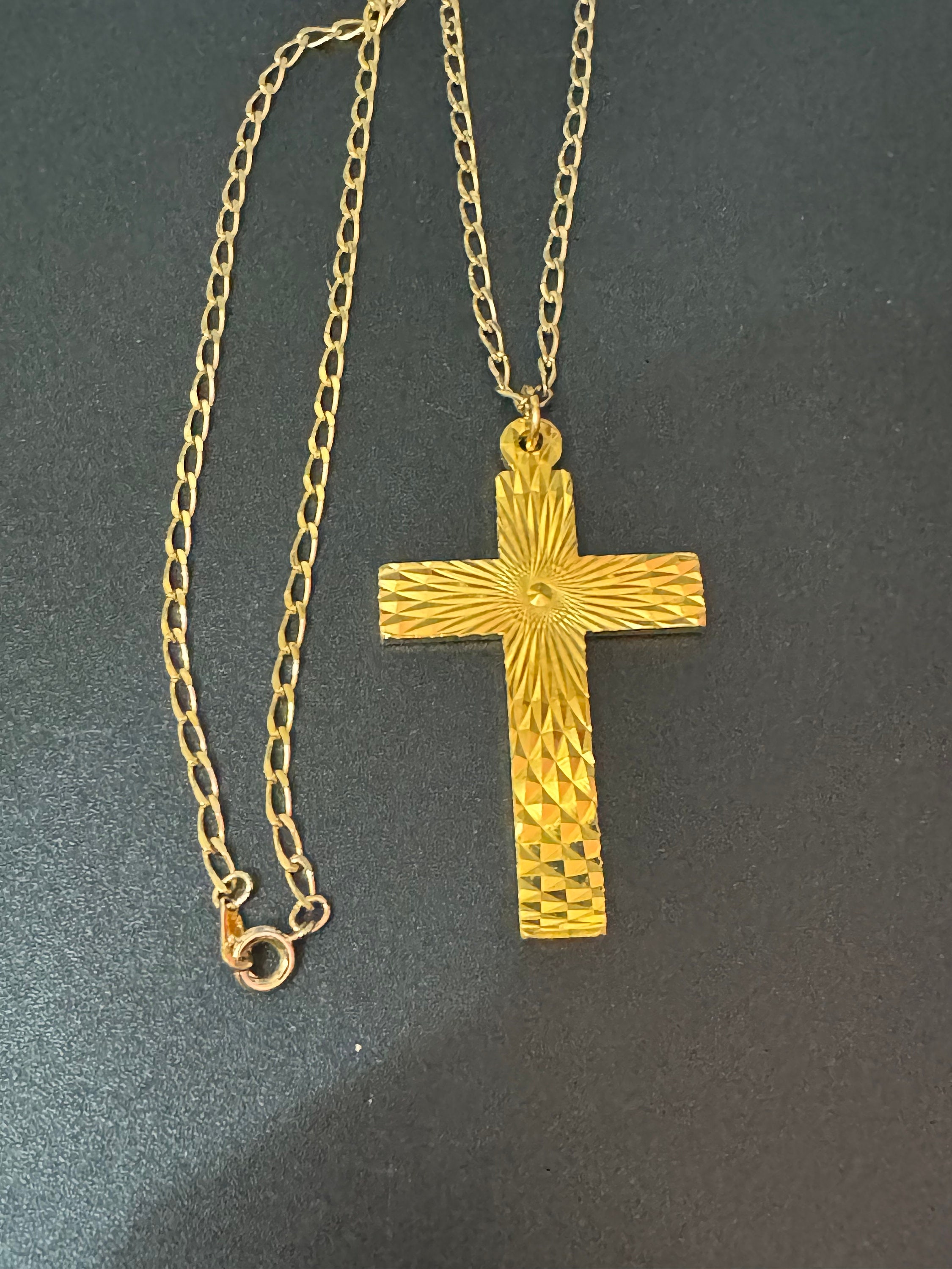 Pendentif Croix En Métal Doré Et Noir - Style Années 1970, Occasion Avec Traces D'âge