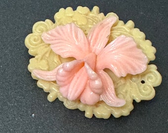 Early Plastic Celluloid Art Deco beige cream and pink resin floral flower brooch