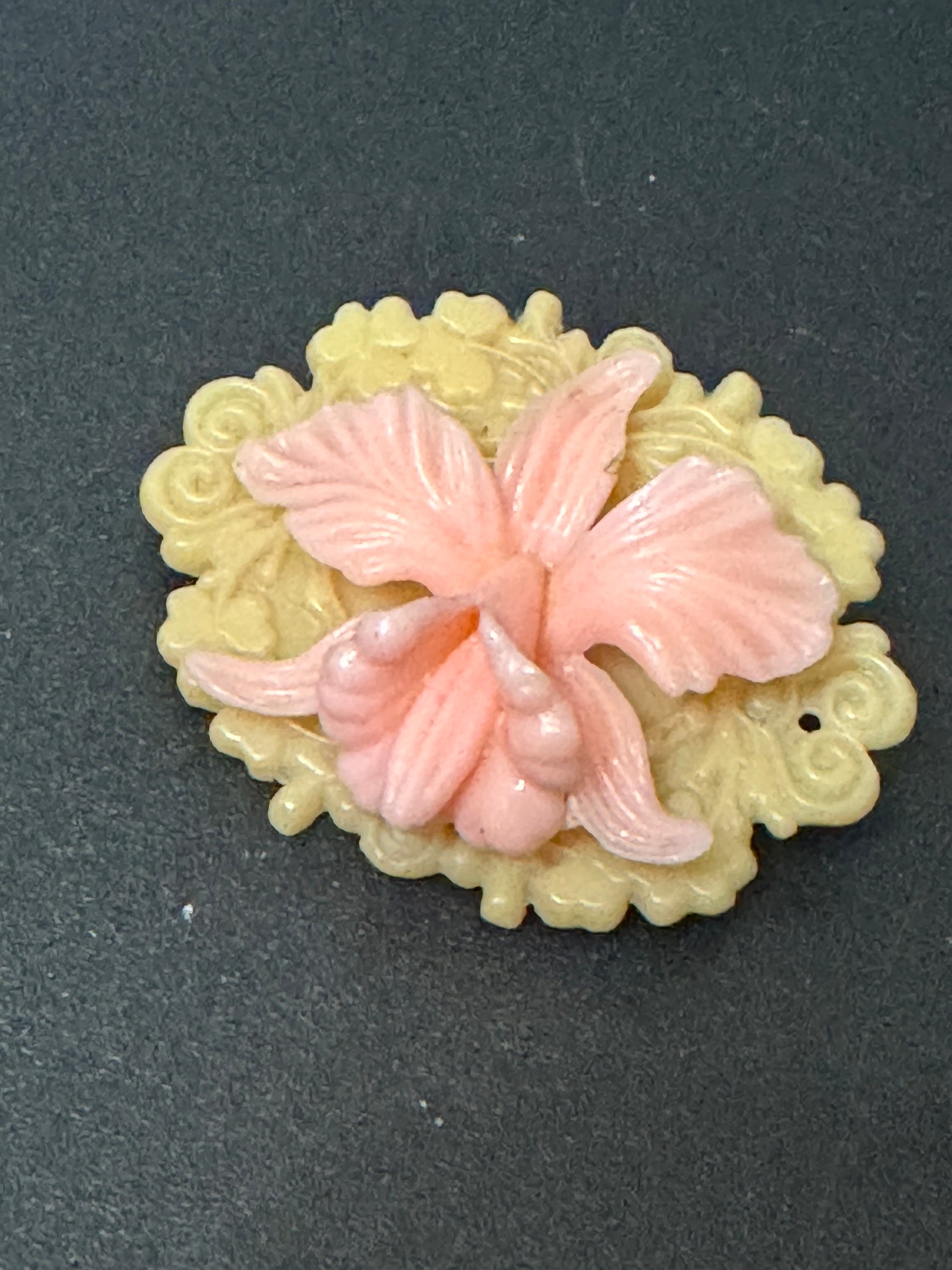 Broche Nœud Papillon Vintage En Celluloïd - Couleur Beige Crème - Occasion - Bijou Rétro