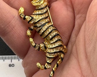 ゴールドブラッククリスタルヒョウブローチ、キラキラ輝くライン