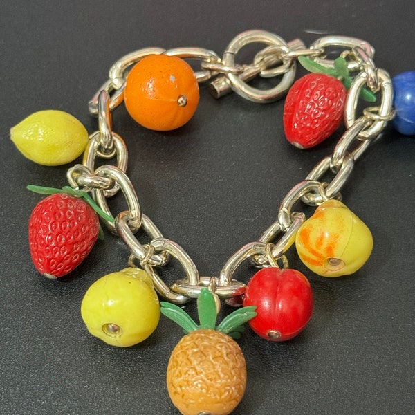 breloques fruits fantaisie vintage sur un bracelet à bascule ultérieur