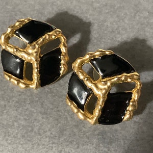 Vintage 1980s Gold tone Black enamel cube pair stud earrings pierced