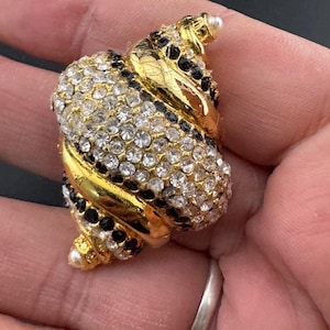 Vintage stylish gold tone clear and black diamanté enamel pearl conch sea shell Brooch