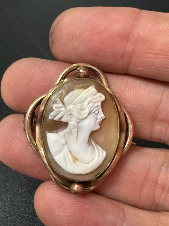 Broche Camée Vintage Sculptée En Coquillage - Style Art Déco, Plaqué Or - Occasion Avec Légères Salissures