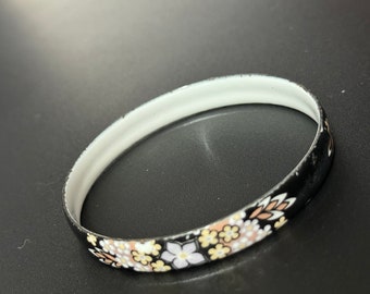 ヴィンテージ ミカエラ フレイ エナメルバングル – 蝶と花のデザインが