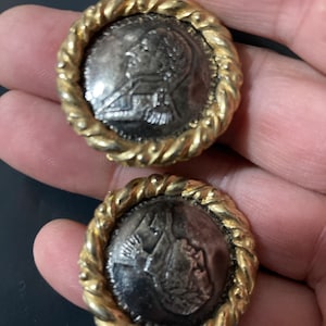 grote zilveren en gouden statement oorbellen met muntclip