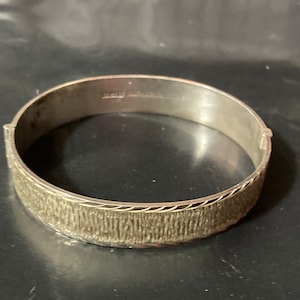 Retro 1970s 925 sterling silver textured modernist BARK hinged bangle bracelet vintage 27gm 1971