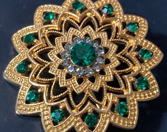 Spilla a stella floreale vintage MCM color oro smeraldo in vetro verde smeraldo, anni '50 e '60