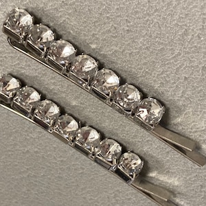 Vintage pair of clear diamanté silver tone rhinestone crystal hair slides